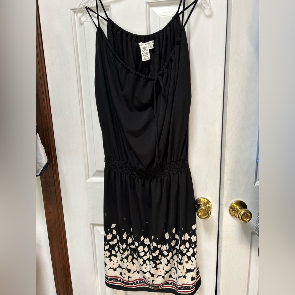 Max Studio Black & Cream Floral Midi Dress, flowy comfy soft. Eye catching hem.